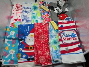 lot 101064 image: Disney Kitchen Towel Set Holiday Collection
