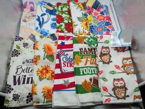 lot 101066 image: Decorative Kitchen Towel Collection of Multiple Sets