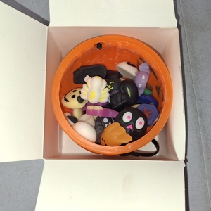 lot 50144 image: WOYAFO 36 PIECE HALLOWEEN PUMPKIN BUCKET