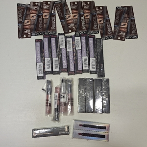 lot 57037 image: Miscellaneous New Makeup Lot