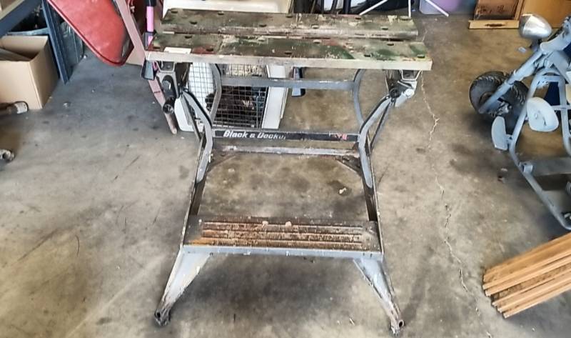 lot 6 image: Black and Decker Workmate Work Bench