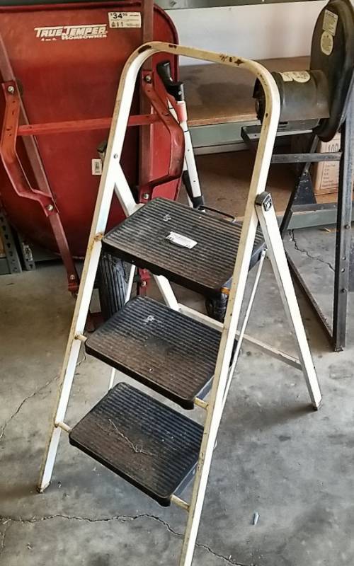 lot 13 image: Folding 3 Step Shop Ladder
