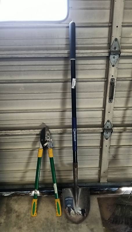 lot 23 image: Limb Pruners and Shovel- Fiberglass Handled