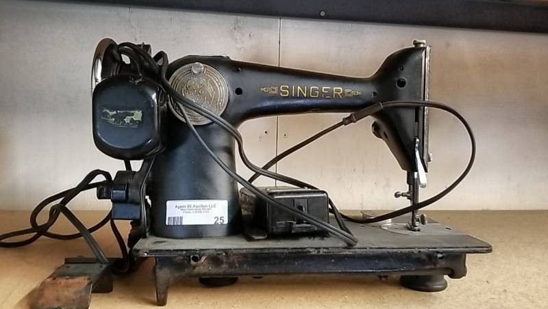 lot 25 image: Antique Singer Sewing Machine- Cast Iron  NEAT