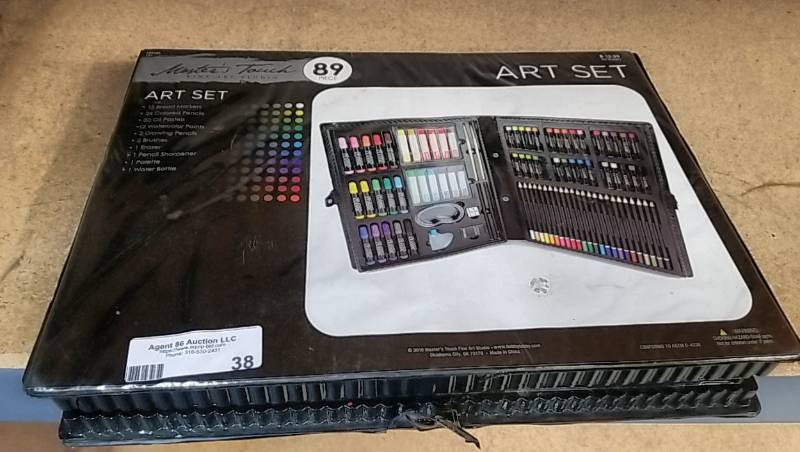 lot 38 image: 89 Piece Art Set