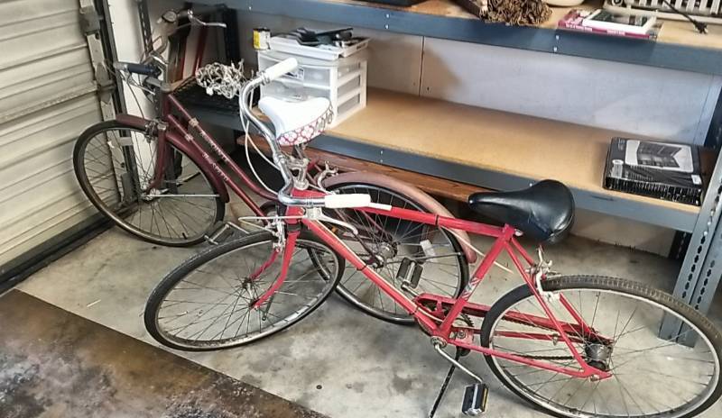 lot 41 image: His and Hers Vintage Bicycles-  Unmatched pair Man and Woman Bikes