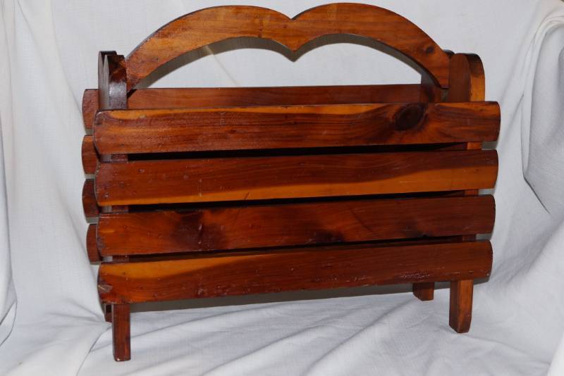 lot 484 image: Durable Vintage Wooden Magazine Holder