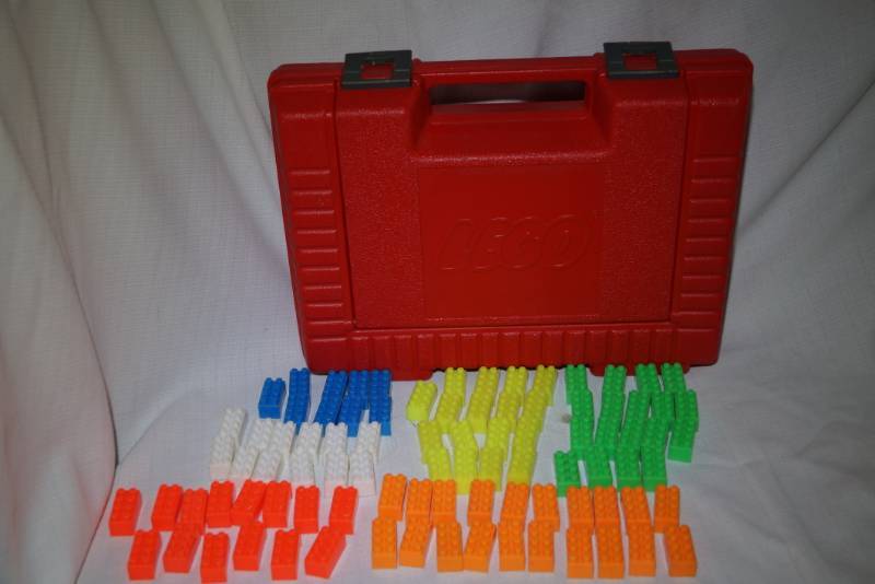 lot 485 image: 1985 LEGO Case With LEGOS