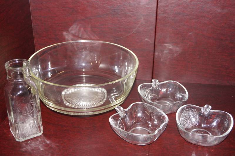 lot 487 image: 3 Apple Shaped Glass Bowls & More Great Gift for a Teacher