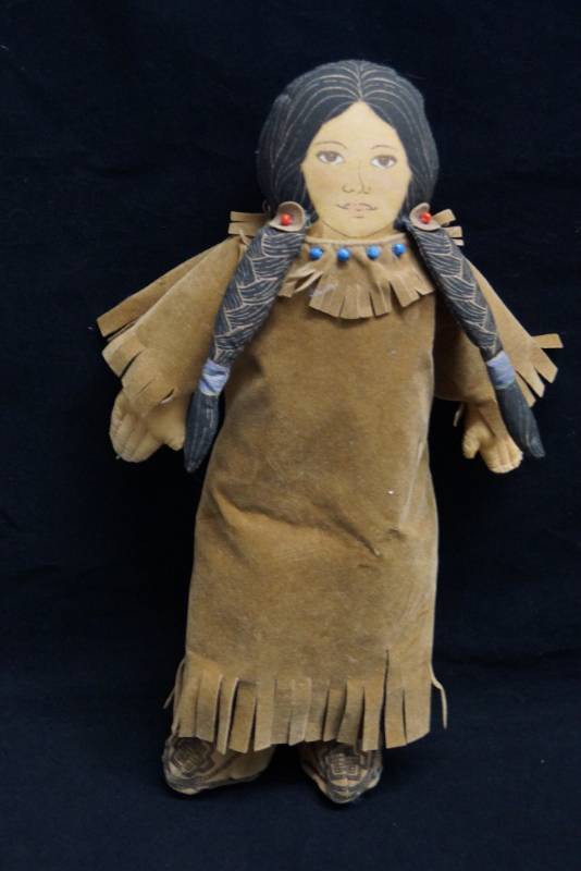lot 493 image: Vintage Native American Cloth Doll