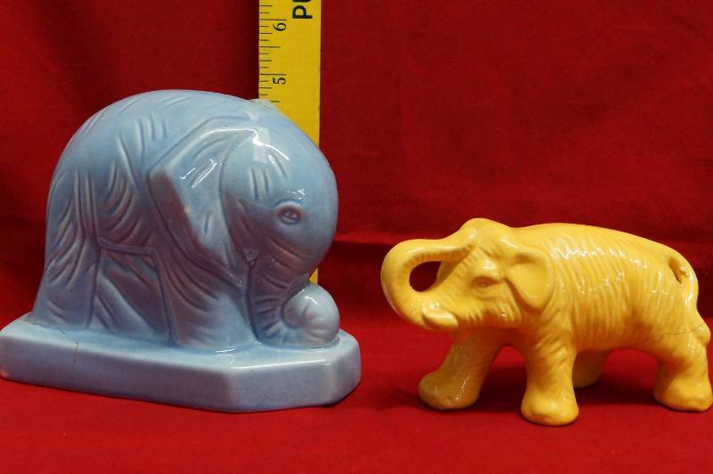 lot 505 image: 2 Elephant Figurines