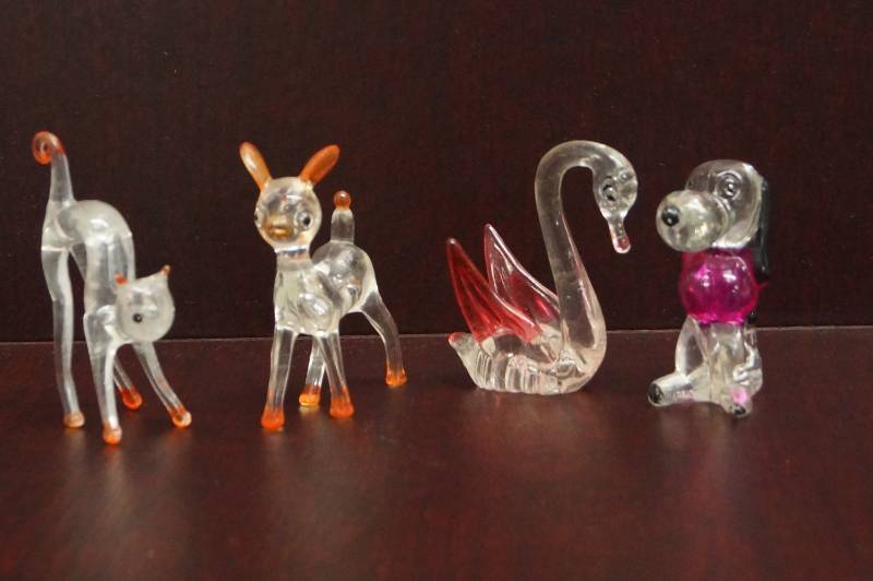 lot 507 image: 4 Vintage Clear Plastic Lucite Animals Snoopy, Swan, Deer & Cat