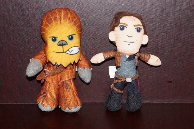 lot 513 image: 2 Small Star Wars Stuffed Figures