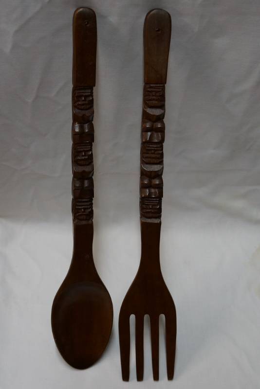 lot 517 image: Large Wooden Fork and Spoon Decor