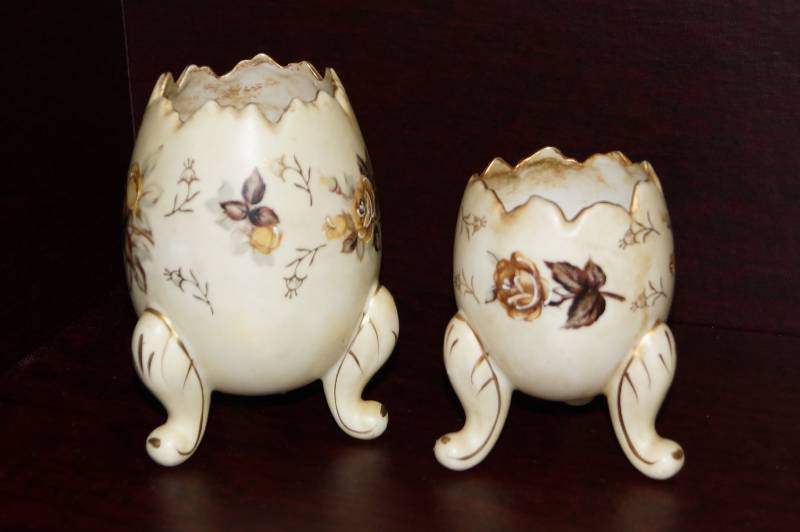 lot 525 image: Vintage Napcoware Porcelain Footed Eggs Vase # C3199M & C3199S