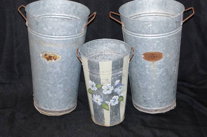 lot 527 image: 3 Vintage Decorative Metal Cans