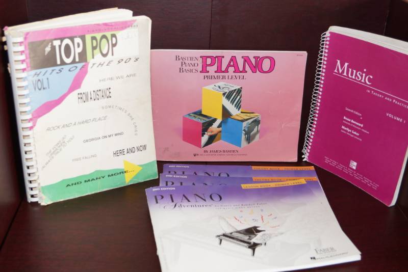 lot 535 image: 6 Piano Learning Books