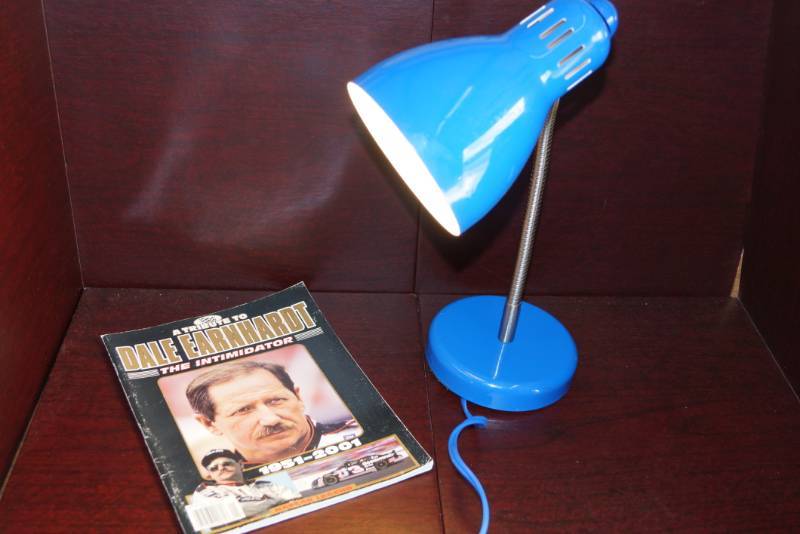 lot 540 image: A Tribute To Dale Earnhardt The Intimidator Magazine  BONUS