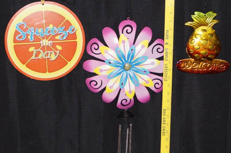 lot 543 image: Adorable Wind Chimes, Pineapple Welcome Sign, & Squeeze the Day Sign