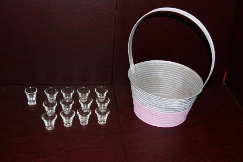 lot 546 image: Communion Glasses & Metal Basket