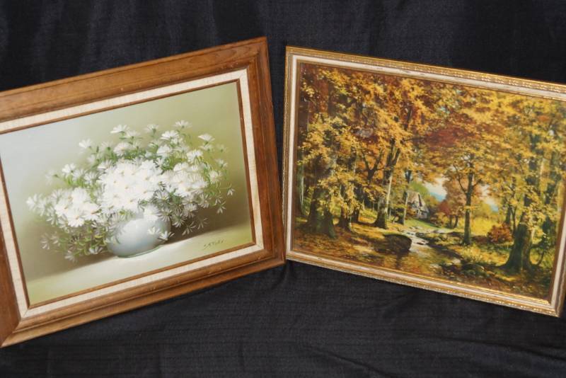 lot 556 image: 2 Vintage Framed Pictures