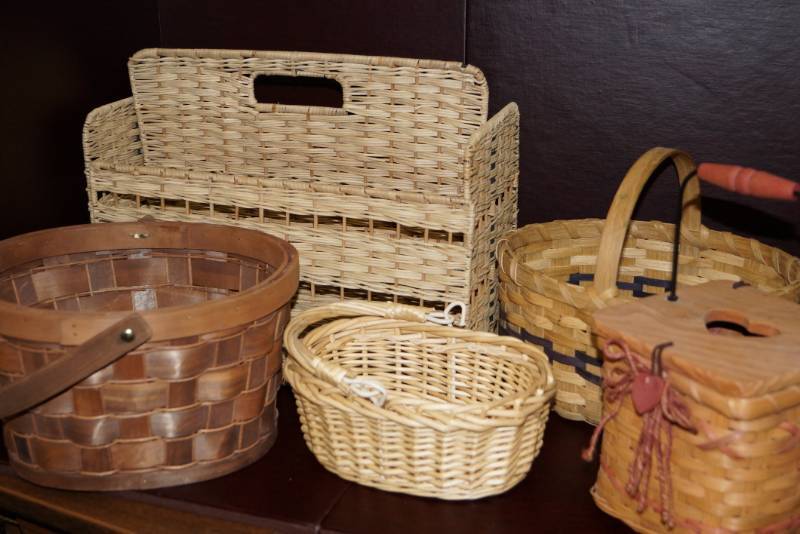 lot 558 image: 5 Baskets....Woven, Wicker, & More