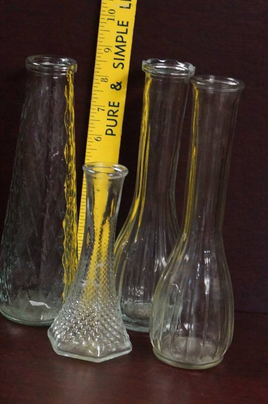 lot 570 image: 4 Vintage Long Stem Vases