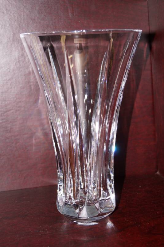 lot 571 image: Beautiful  4 Pounds  Lead Crystal Vase
