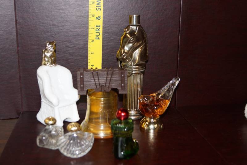 lot 572 image: 4 Vintage AVON Perfume Decanters  EXTRA