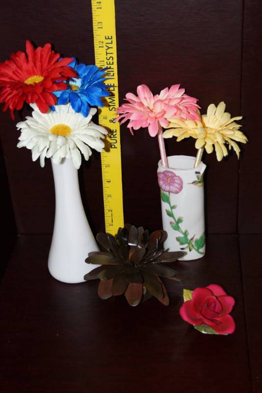 lot 573 image: Flower Writing Pens in 2 Vases & 2 Bonus Flowers