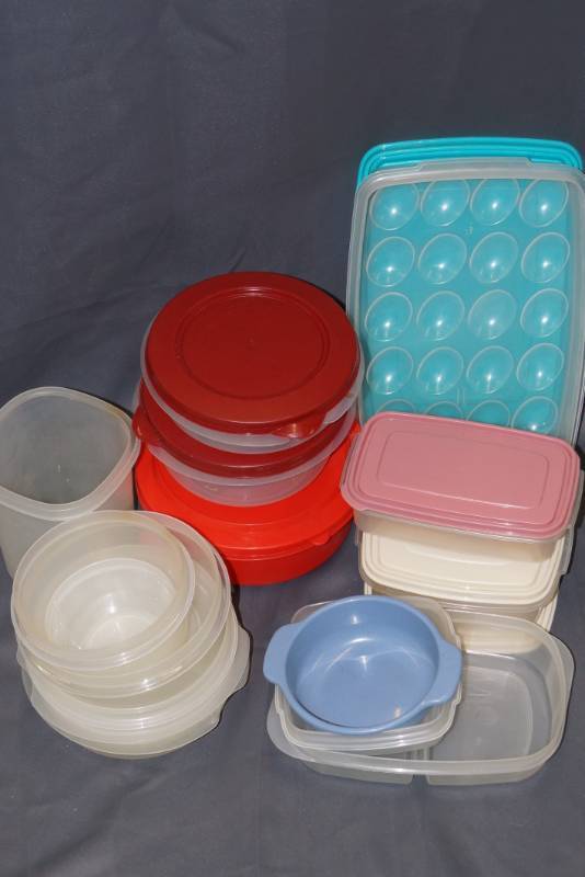 lot 113 image: Large Rubbermaid Lot