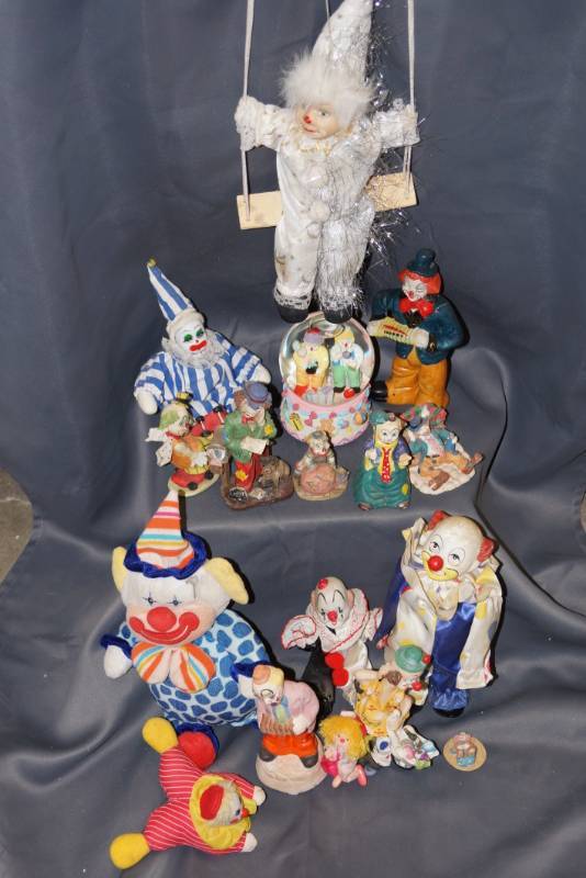 lot 116 image: Large Lot Of CLOWNS 17 Total