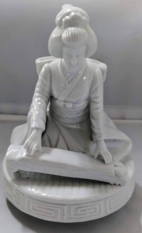 lot 472 image: 1970s Fine White Porcelain Geisha Revolving Figurine Music Box