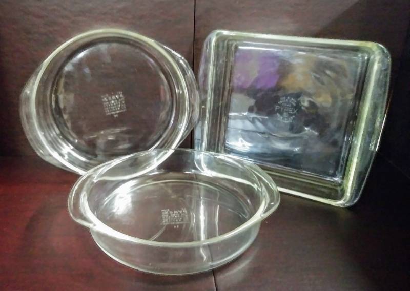 lot 483 image: Lot of 3 PYREX Baking Dishes