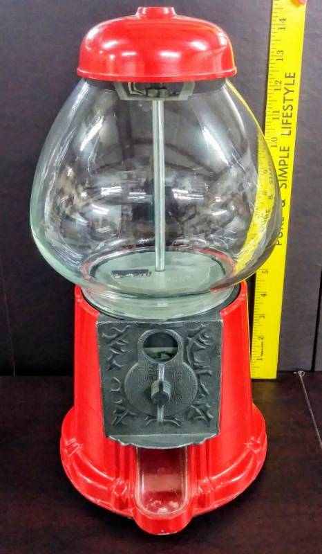 lot 593 image: Old Fashioned Candy Gumball Machine