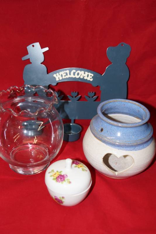 lot 122 image: Adorable Lot of Candles and Holders