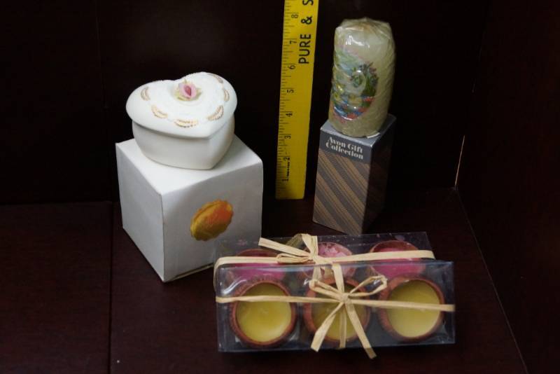 lot 132 image: New Heritage House Gift Music Box & Vintage Avon Mothers Day Candle