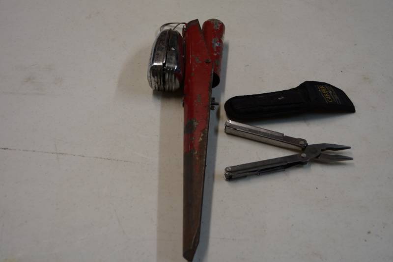 lot 74 image: Gerber Leather-Man Multi Tool and Vintage Fish Rod Holder With Alarm