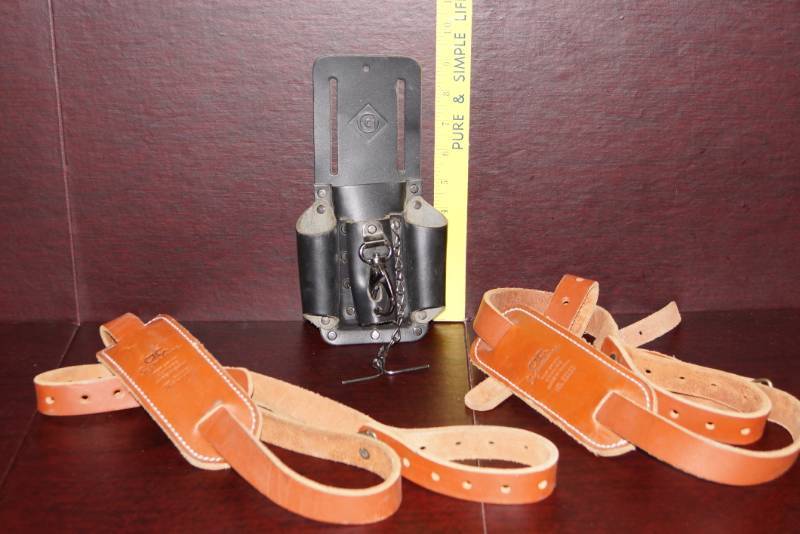 lot 171 image: Leather Tools Pouch and Suspenders   Like New