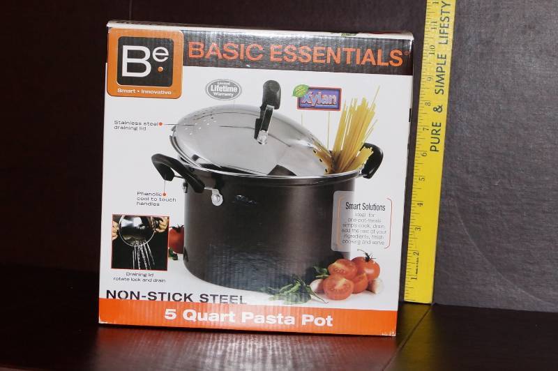 lot 174 image: New 5 Quart Pasta Pot