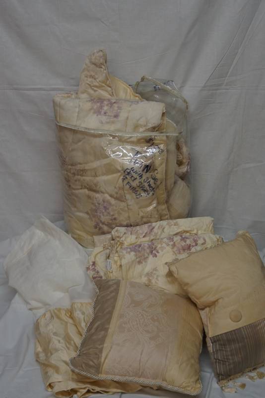lot 597 image: Beautiful Twin Comforter Set  Includes Bed Skirt, Pillows & Sheets