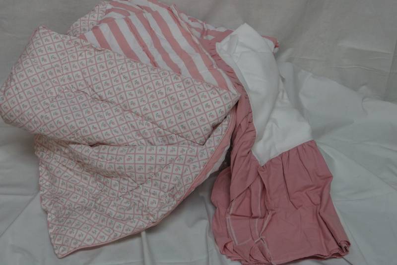 lot 598 image: NEW Double Sided Twin Bedspread & Bed Skirt