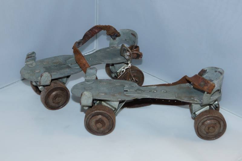 lot 600 image: LOOK  Antique Childs Roller Skates