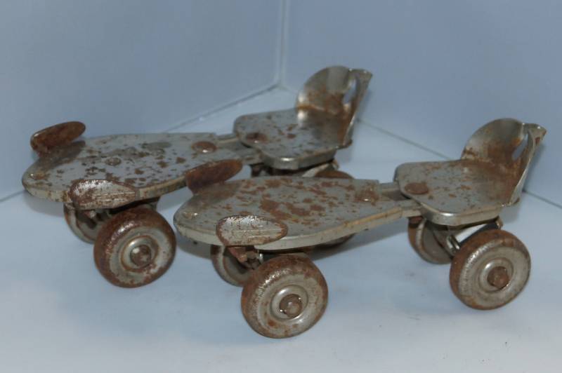 lot 601 image: Vintage Childs Metal Roller Skates