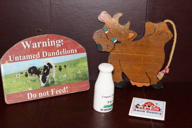 lot 608 image: Adorable Cow Decor