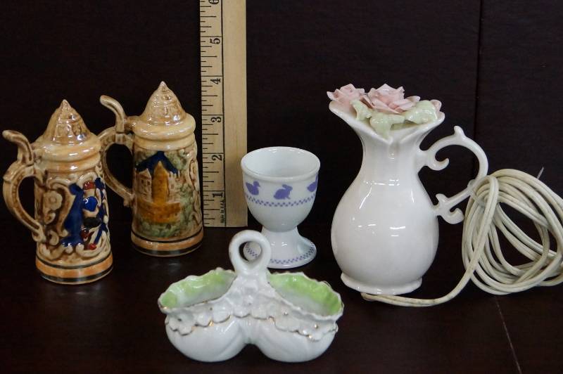 lot 611 image: Lot of Vintage Miscellaneous Decor & Lamp