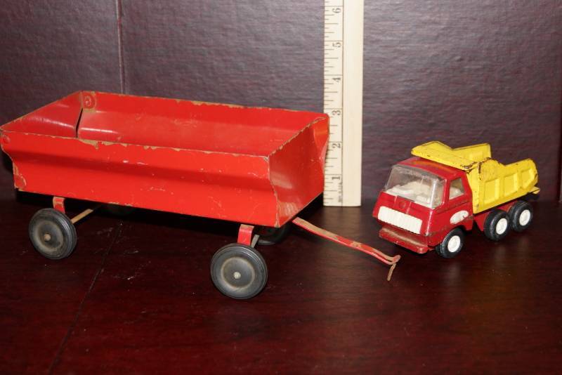 lot 614 image: Old TONKA Truck & Pull Behind Cart