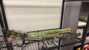 lot 807 image: Sidewinder bow with arrows