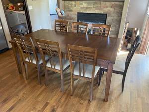 lot 902 image: Craftsman style dining table30 x 60 x 40 in with 18 in leaf6  2 chairs