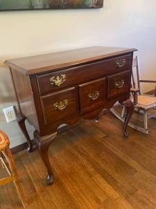lot 911 image: Ethan Allen 4 drawer Queen Anne style chest30 x 32 x 17 in